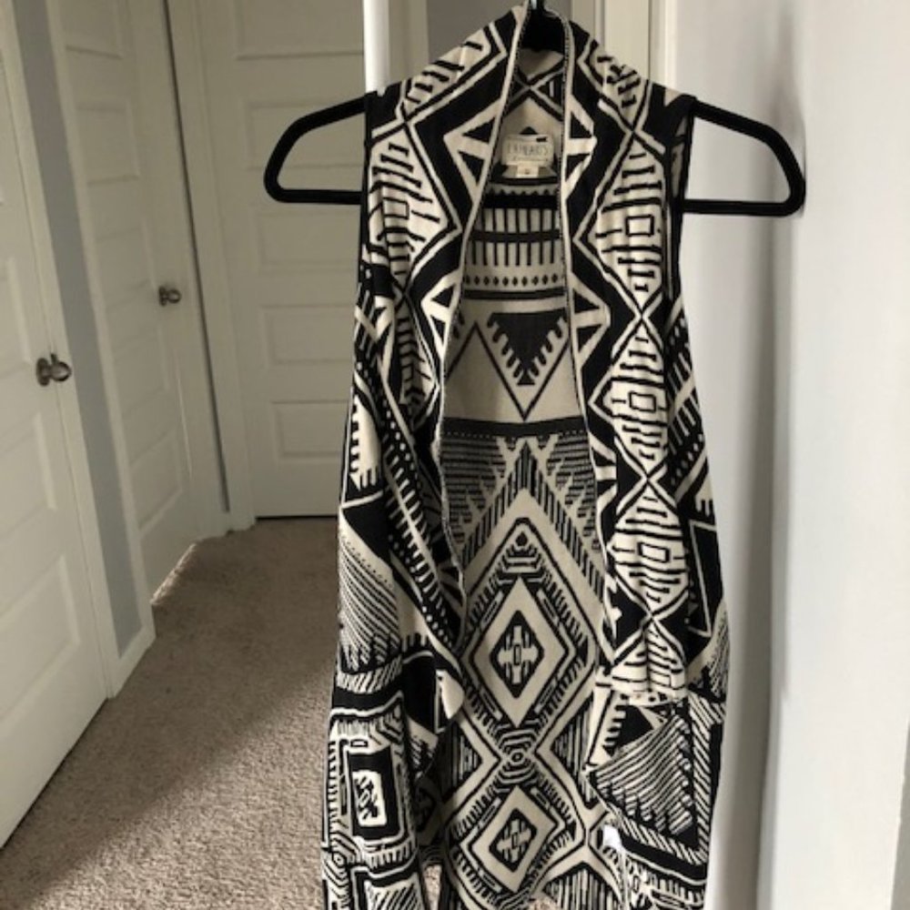 Geometric Shall/Wrap/Sleeveless Cardigan